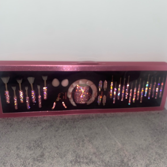 Blush Glitz & Glam | 30pc Essentials Collection Brush Set - Picture 2 of 2